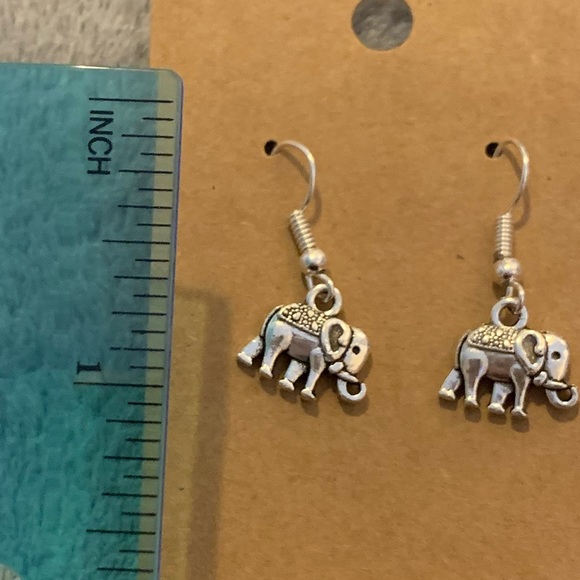 Dainty elephant earrings - Picture 2 of 3